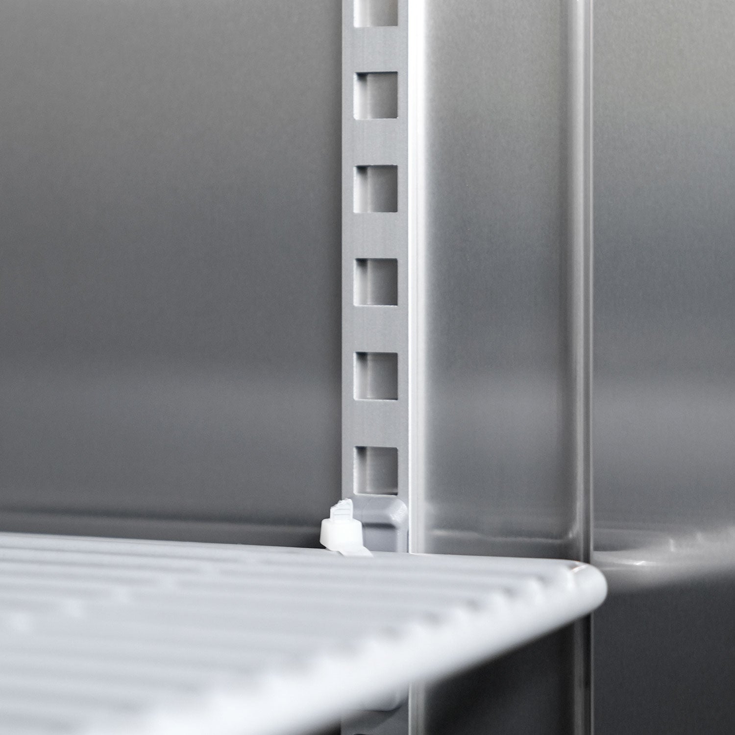 Congelador comercial vertical ORIKOOL de 27" en acero inoxidable, 1 puerta sólida, 23 pies cúbicos.