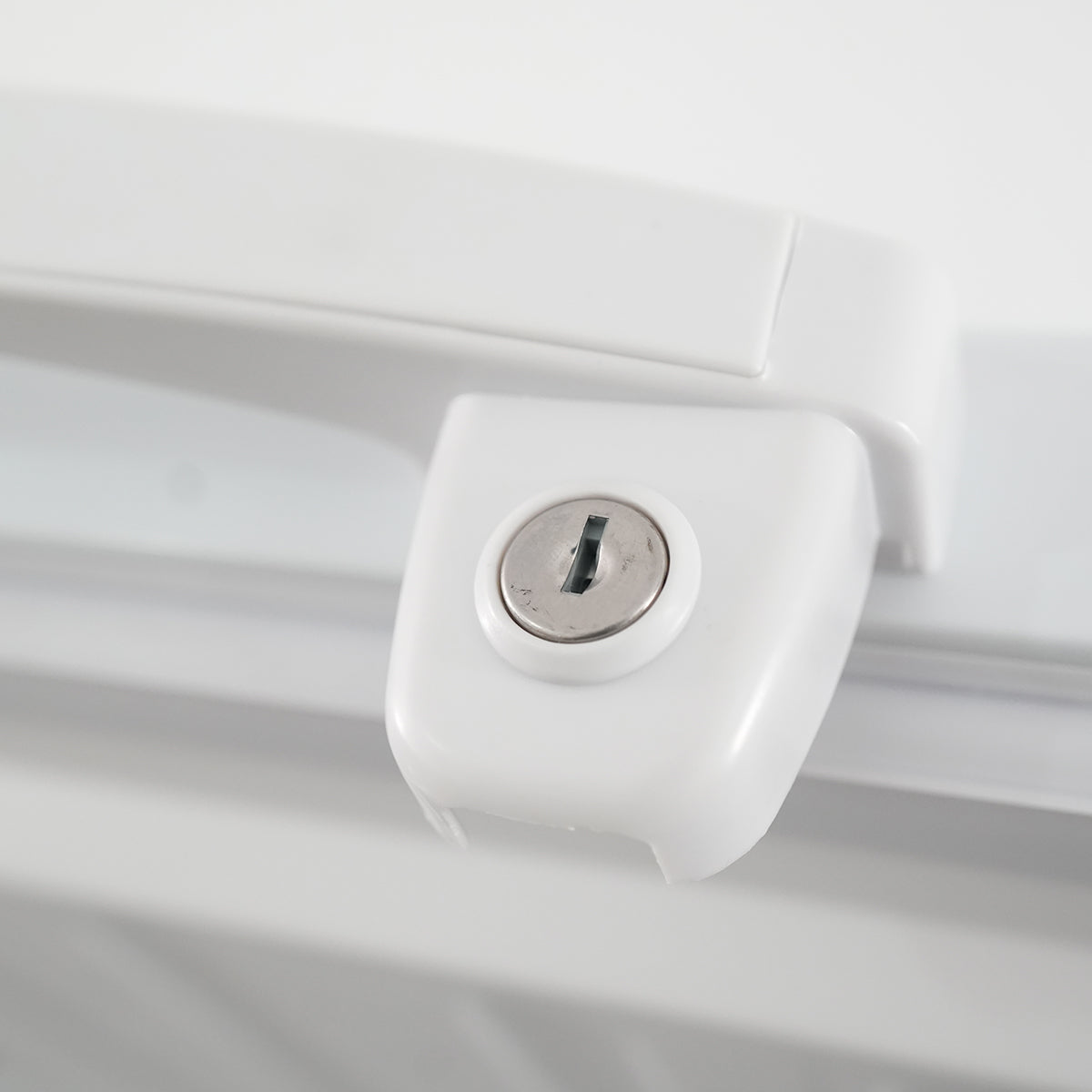 (Usado) Congelador horizontal comercial ORIKOOL de 71''W con tapa sólida, 20.1 pies cúbicos, color blanco