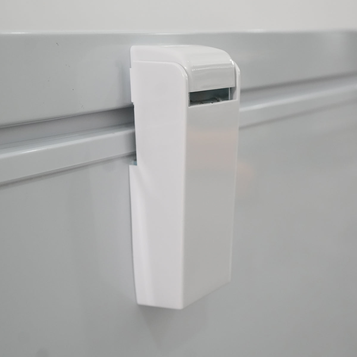 (Usado) Congelador horizontal comercial ORIKOOL de 71''W con tapa sólida, 20.1 pies cúbicos, color blanco